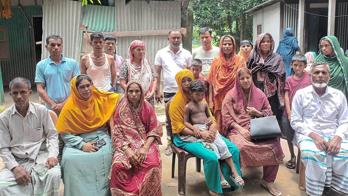 নিহত মো. রাজুর বাড়িতে সান্ত্বনা জানাতে এসেছেন প্রতিবেশী ও স্বজনেরা। আজ সোমবার নবাবগঞ্জ উপজেলার বালেঙ্গা গ্রামে